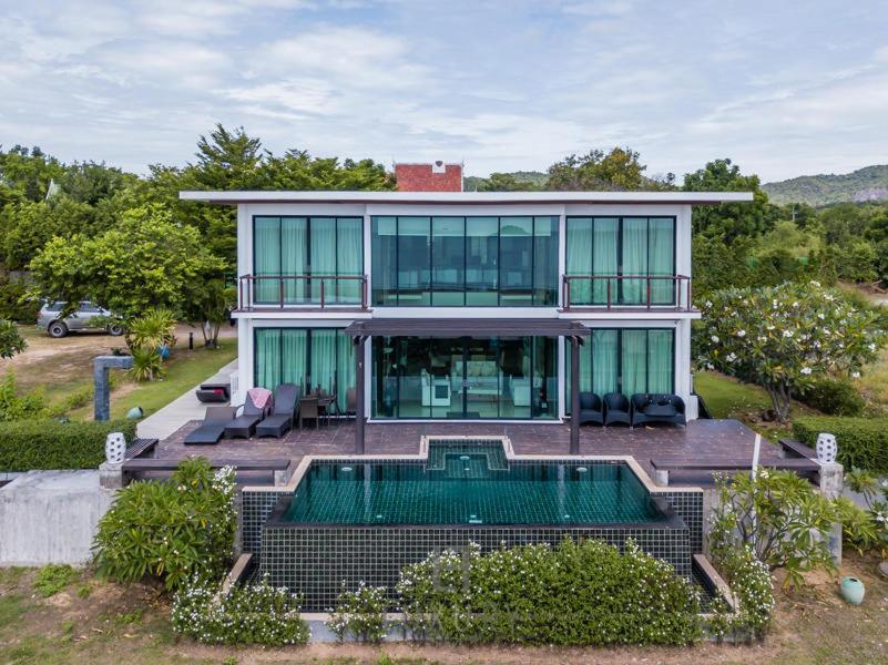 Beachfront Modern 4 Bedroom Pool Villa - Rv Хуахін Екстер'єр фото