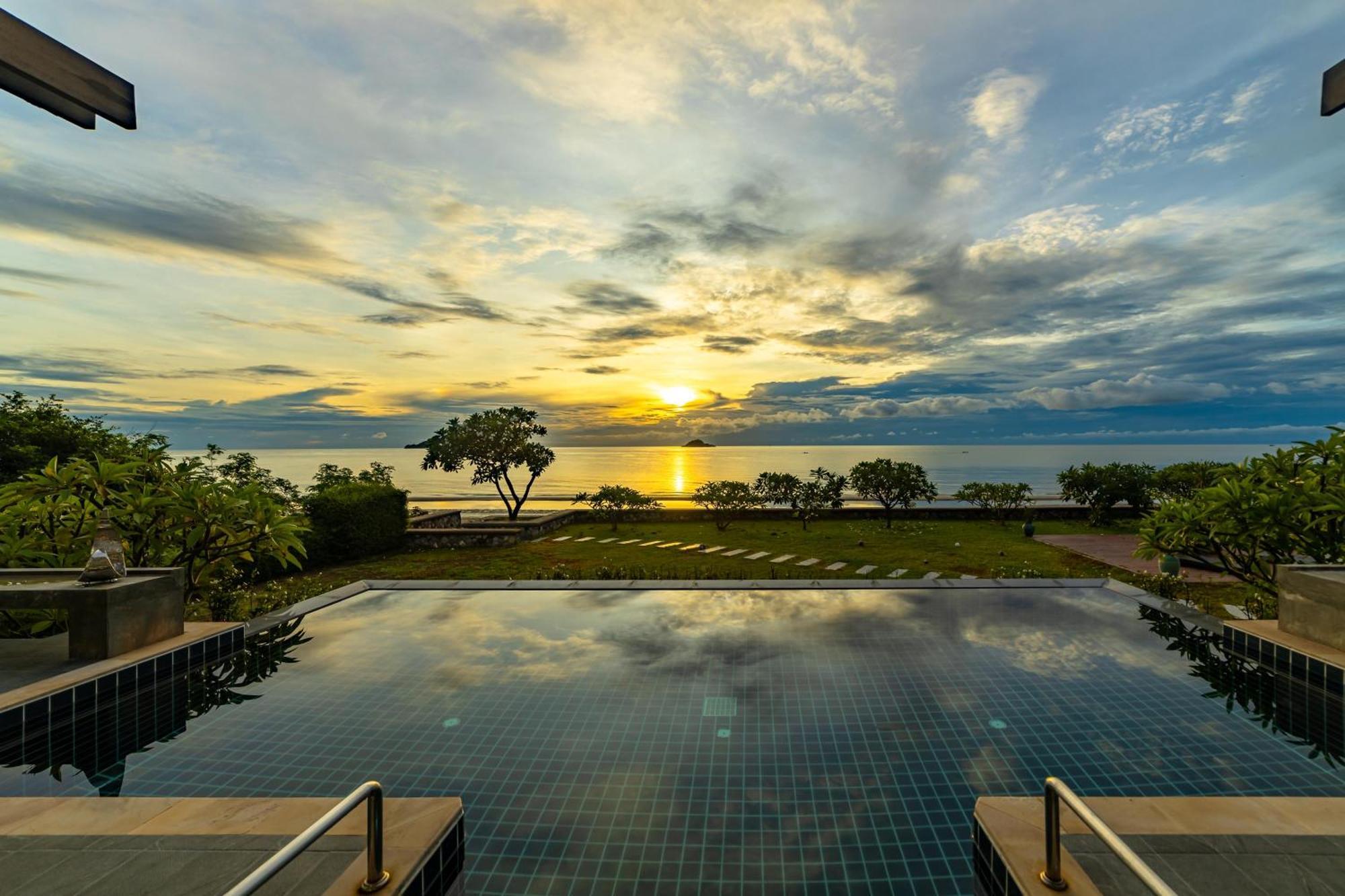 Beachfront Modern 4 Bedroom Pool Villa - Rv Хуахін Екстер'єр фото