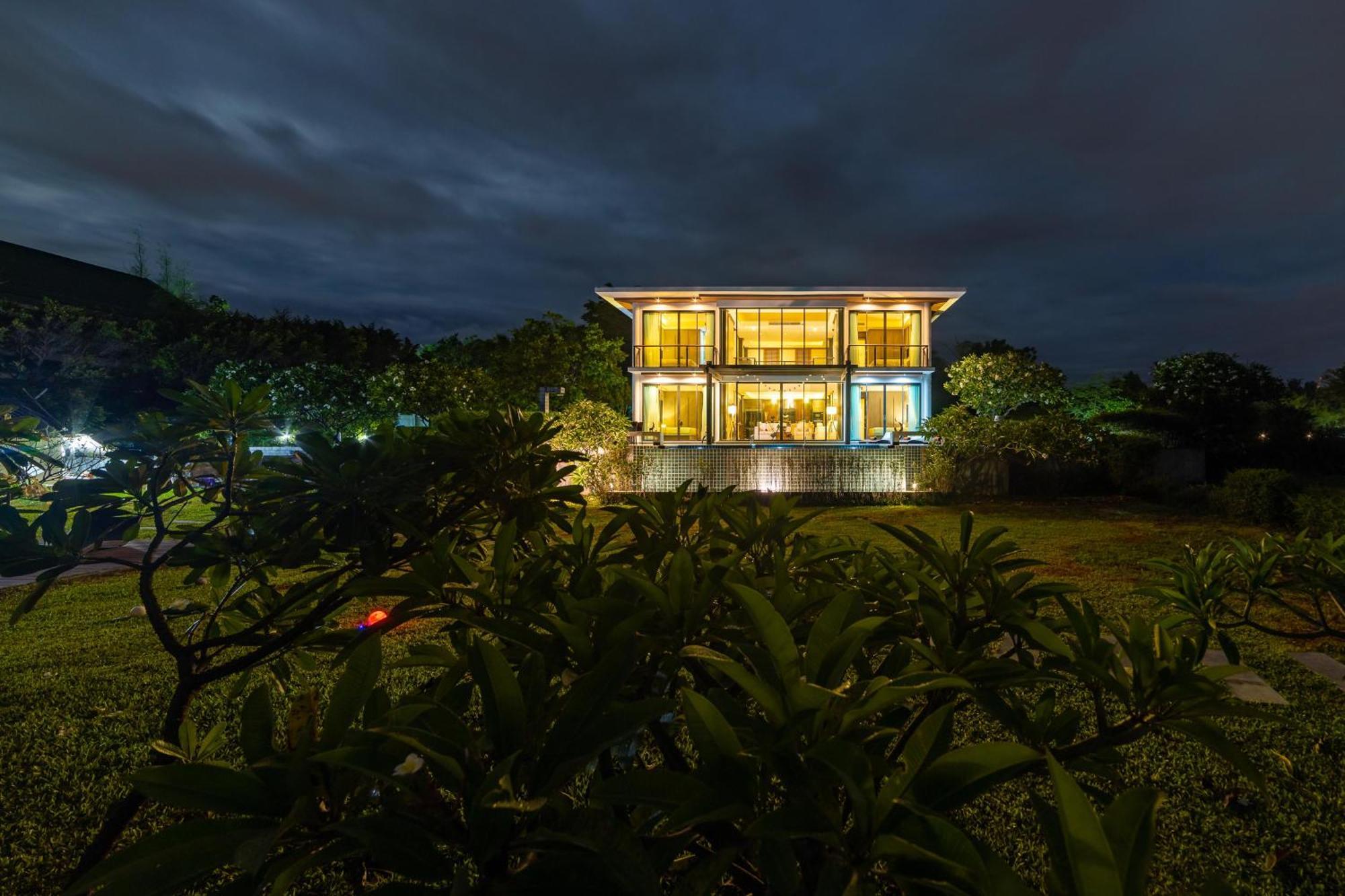 Beachfront Modern 4 Bedroom Pool Villa - Rv Хуахін Екстер'єр фото